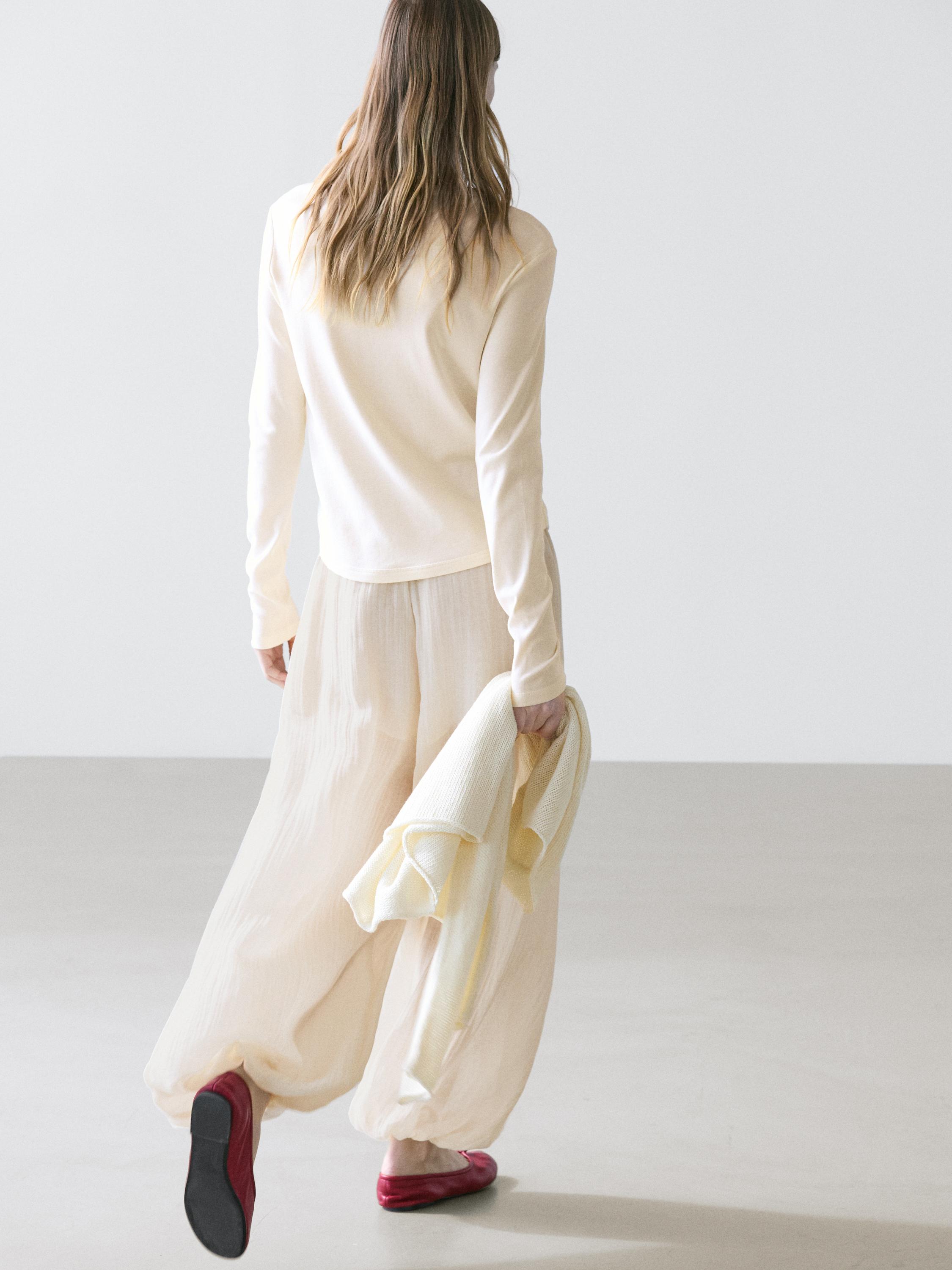 Long sleeve T-shirt with rounded hem